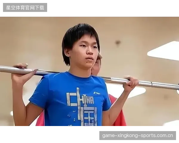 职业拳击新秀在公开训练中表现冷静，基本功十分扎实